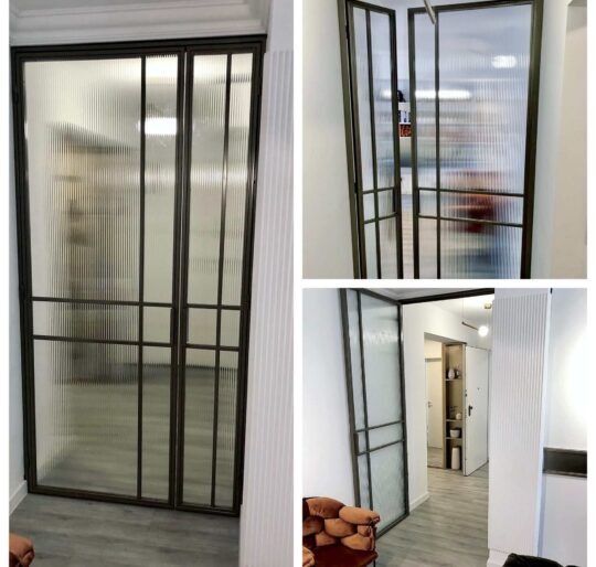 Partitie metalica cu uși batante asimetrice